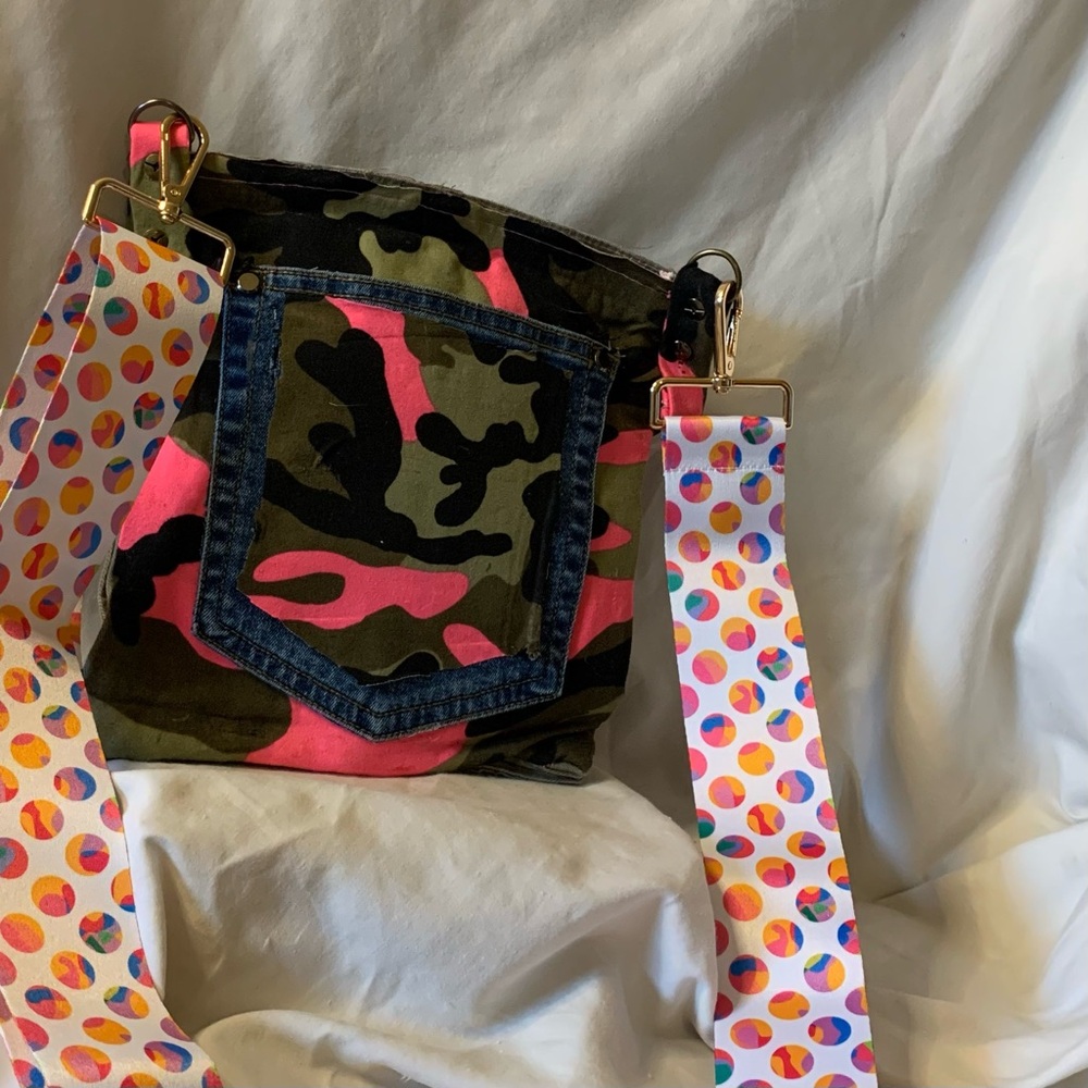 Chic Khaki Crossbody Bag with Vibrant Strap - Picture 7 of 10